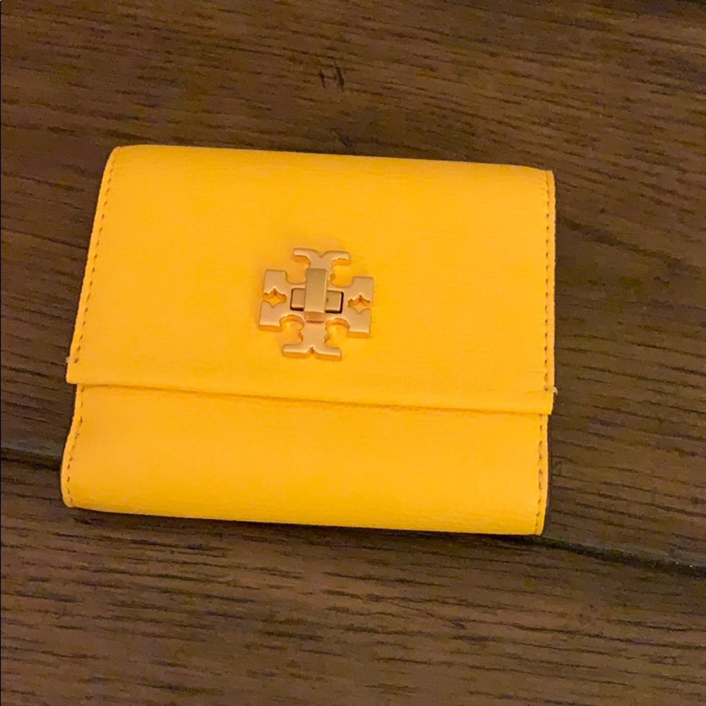 TORY BURCH Kira Foldable Medium Wallet in Daisy